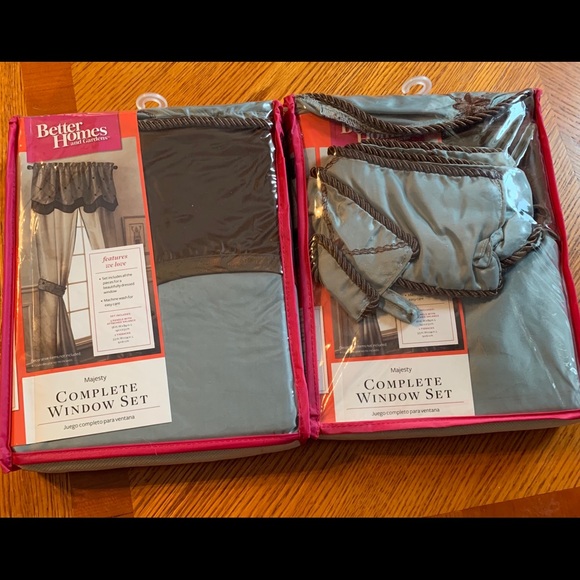 Set of 2 full curtain sets